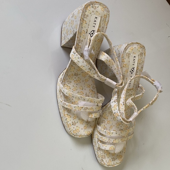 Woman’s Shoes - Picture 4 of 8